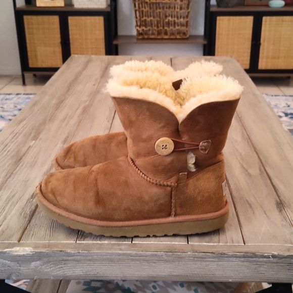 UGG LEATHER BOOTS IN TAN 🤎 SIZE  WOMANS 6  🤎 - Picture 1 of 10
